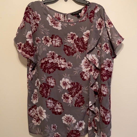 Banana Republic Tops - Banana Republic Gray Floral Short Sleeve Blouse with Burgundy Flowers